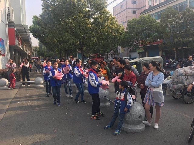 阴市西石桥中心小学:倡导文明祭扫,小志愿者在