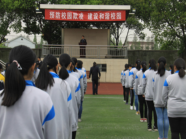 江阴市月城中学开展法制专题讲座