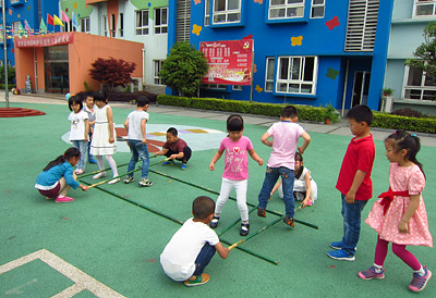 幼儿园的老师介绍说,"打陀螺活动,锻炼的是孩子们的耐力,增加的是孩子