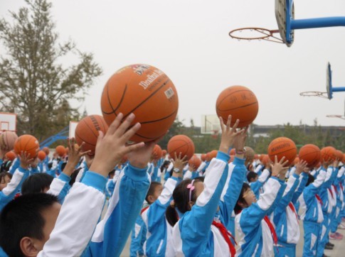 下原小学举行希望风帆广播操暨篮球基本动作