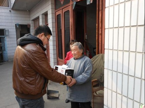 光明村社区:关爱残疾人 发放辅助器具