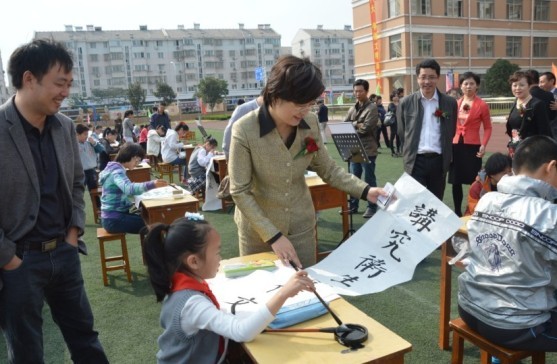 中共南通市委宣传部副部长,市文明办主任陈冬梅勉励大家写好规范