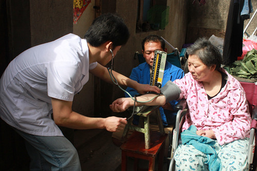 社区医生上门为残疾人义诊送健康
