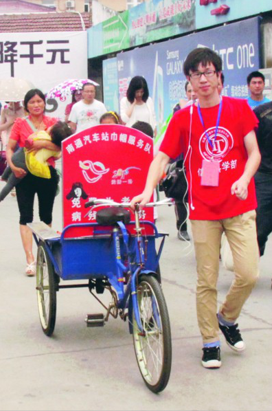 南通大学生志愿者进车站顶着高温送服务