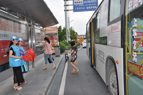 海安县人社局开展文明交通志愿服务周周行活动