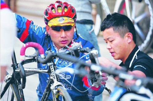 人行道沦为“停车场” 行人安全怎么保障棋牌游戏- 棋牌游戏平台- 棋牌游戏APP下载