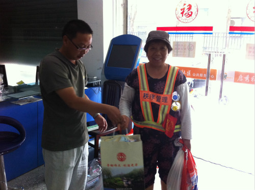 南通市启秀社区:区总工会领导慰问一线保洁员