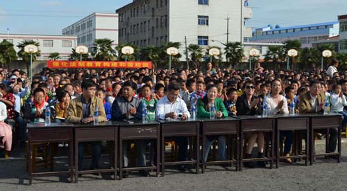 南通海门市包场小学师生观看法制宣传校园巡回演出