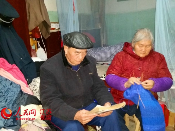 江苏南通一残疾老人知恩图报 义务织毛衣30年