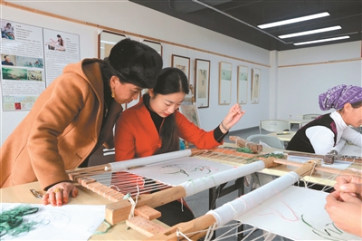 新疆绣娘学苏绣