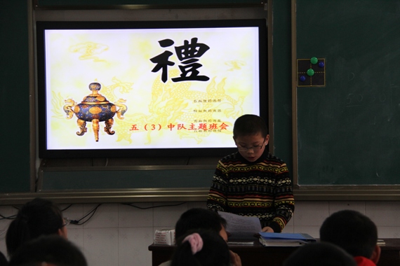 落实《江苏省未成年人基本文明礼仪规范》,我们一直在行动。《规范》提出的八项礼仪中,待人之礼的总目标为尊敬师长、友爱伙伴、宽容礼让、诚信待人。不同阶段的孩子有不同的具体要求,其中,7-12岁小学阶段的要求为:记住爸爸妈妈的生日并表示祝福;尊重老师劳动,上课认真听讲;遇人面带微笑;进别人房间先敲门,得到应允再进入;用他人的东西,应先征得他人同意,用后及时归还并致谢;用零花钱帮助有困难的小朋友。 现如今很多孩子都是小皇帝小公主,习惯于以自我为中心,在家里,稍不如意,对长辈就任意发脾气;同学之间打
