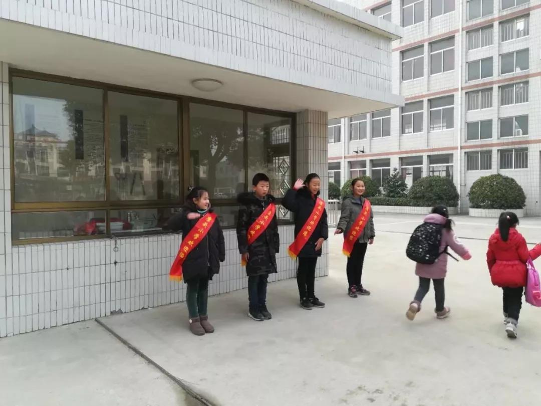 如皋市磨头镇磨头小学——"礼仪养成我践行,笑迎同学进校园"活动