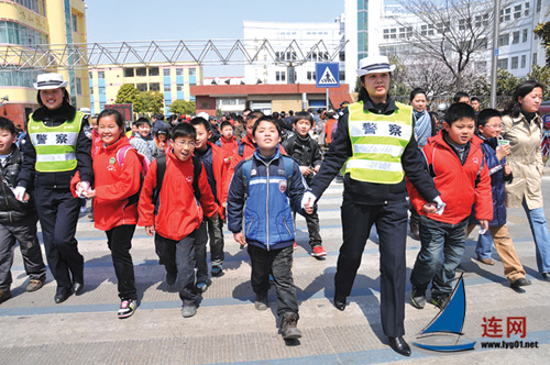 【连云港】首批<em>女交</em>巡警护学岗亮相_江苏文明