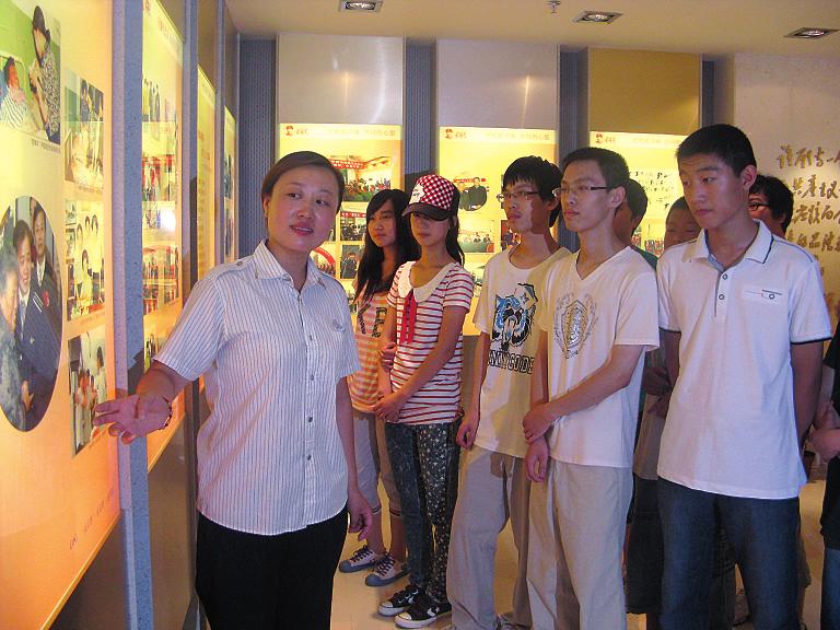 【连云港】新浦区:组织准大学生参观雷锋车事