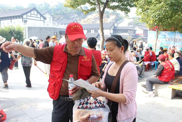 市气象局志愿者国庆期间开展自愿服务活动