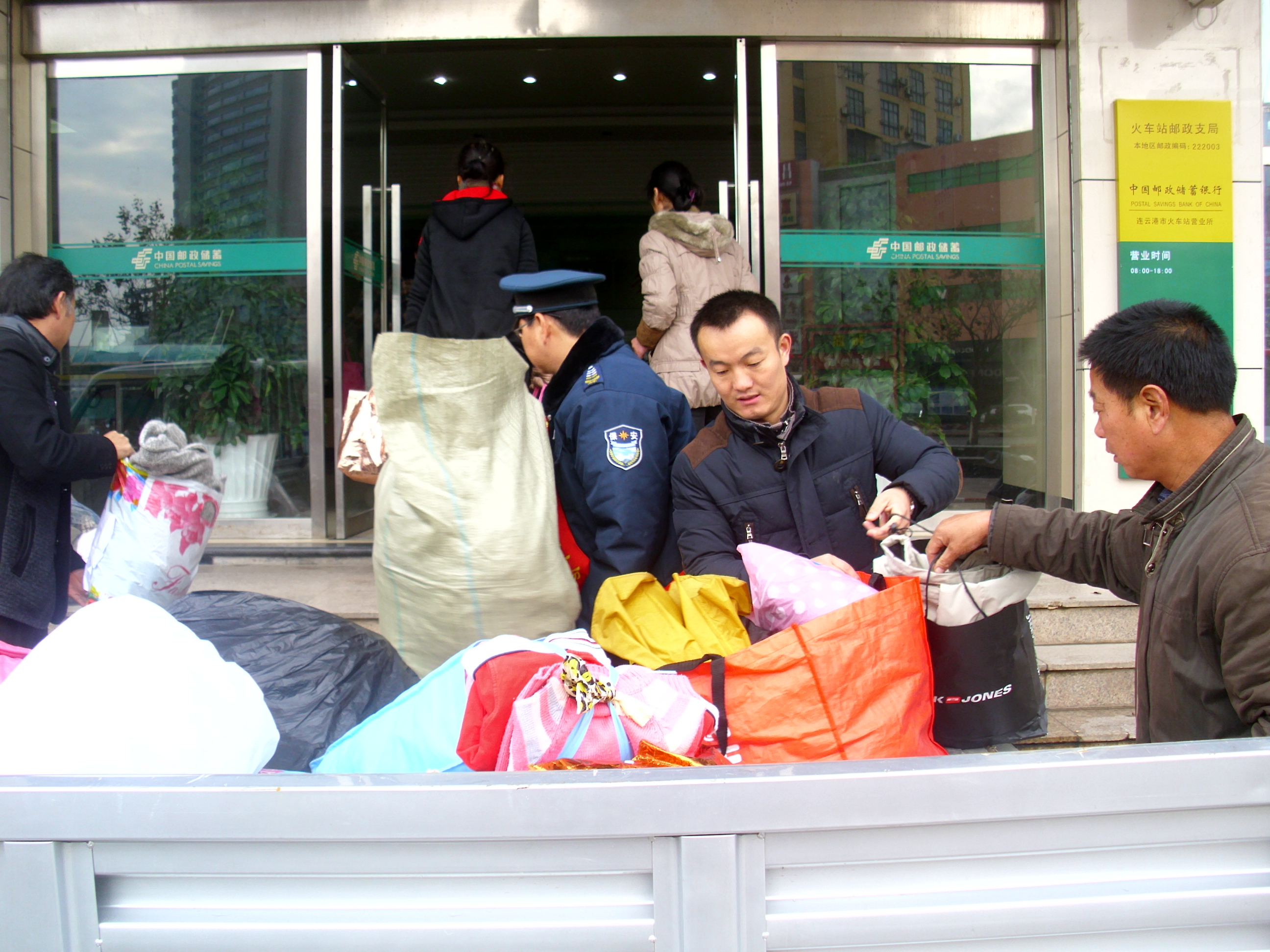 市邮政公司联合连云港志愿者联盟开展捐赠冬衣