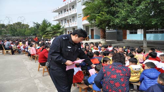 灌南县张湾实验学校开展法制宣传进校园暨消防
