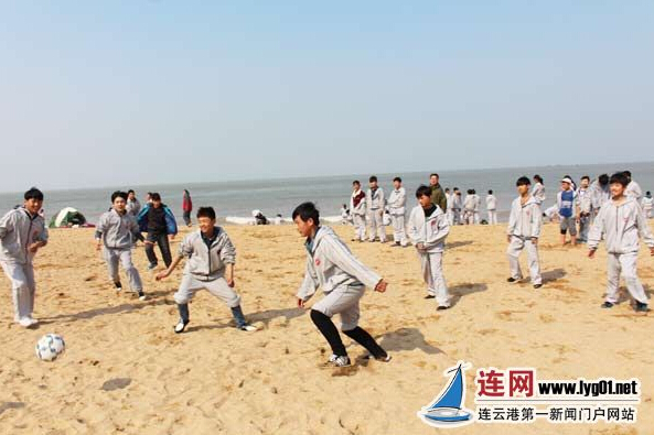 浦南中学开展感受沙滩,快乐足球社会实践活动
