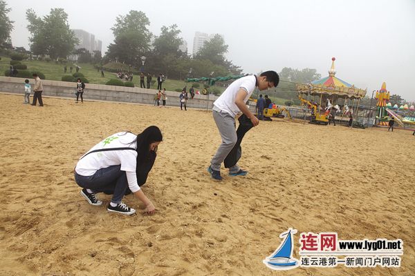 绿色徒步 清洁海岸义工团展现文明山海风采_