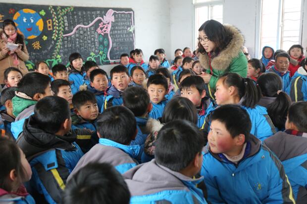 询服务直通车开进农村开展守望花开·新年暖