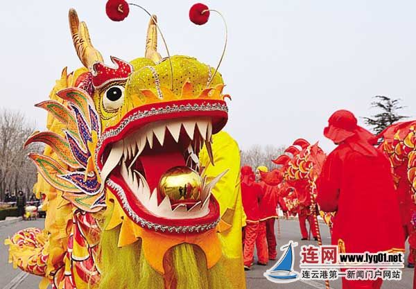 ( 张佑元)俗话说:正月十五花灯红,四海争舞海州龙。自从吴承恩在《西游记》小说里,将海州龙变为白龙马,伴随唐僧取回真经。从此,海州龙为天下第一龙享誉山南海北,海州舞龙也成了海属地区民俗的传统习惯。每到新年元宵节时,人们欢舞海州龙,就是祷告人间风调雨顺、五谷丰登、和谐团结、万事如意。 海州龙,俗称小白龙。因古城海州紧靠大海,所以海州龙为水龙,即海龙,也叫白龙。据连云港民间故事集记载,龙分金、木、水、火、土即黄、绿、白、红、黑五种颜色。据说很古以前,云台山