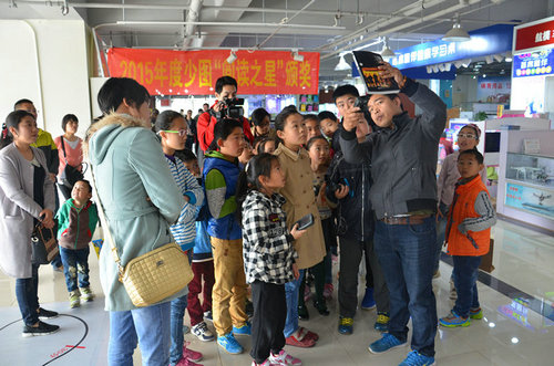 少儿图书馆举办小小图书采购员活动