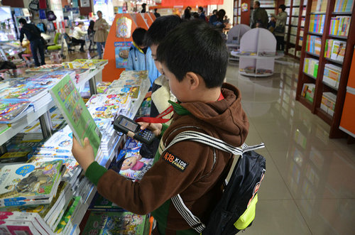 少儿图书馆举办小小图书采购员活动