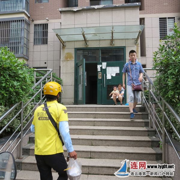 我在高温现场 外卖送餐员:烈日下的"骑士"