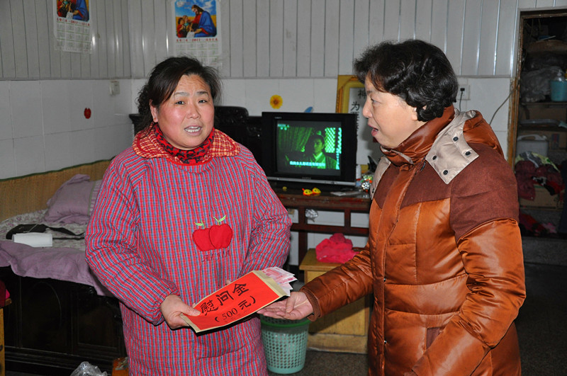 连云港市药监局局长走访慰问共建社区困难户