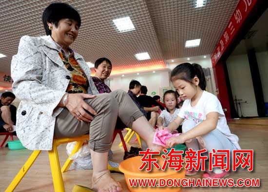 东海县幼儿园开展为爷爷奶奶洗脚活动