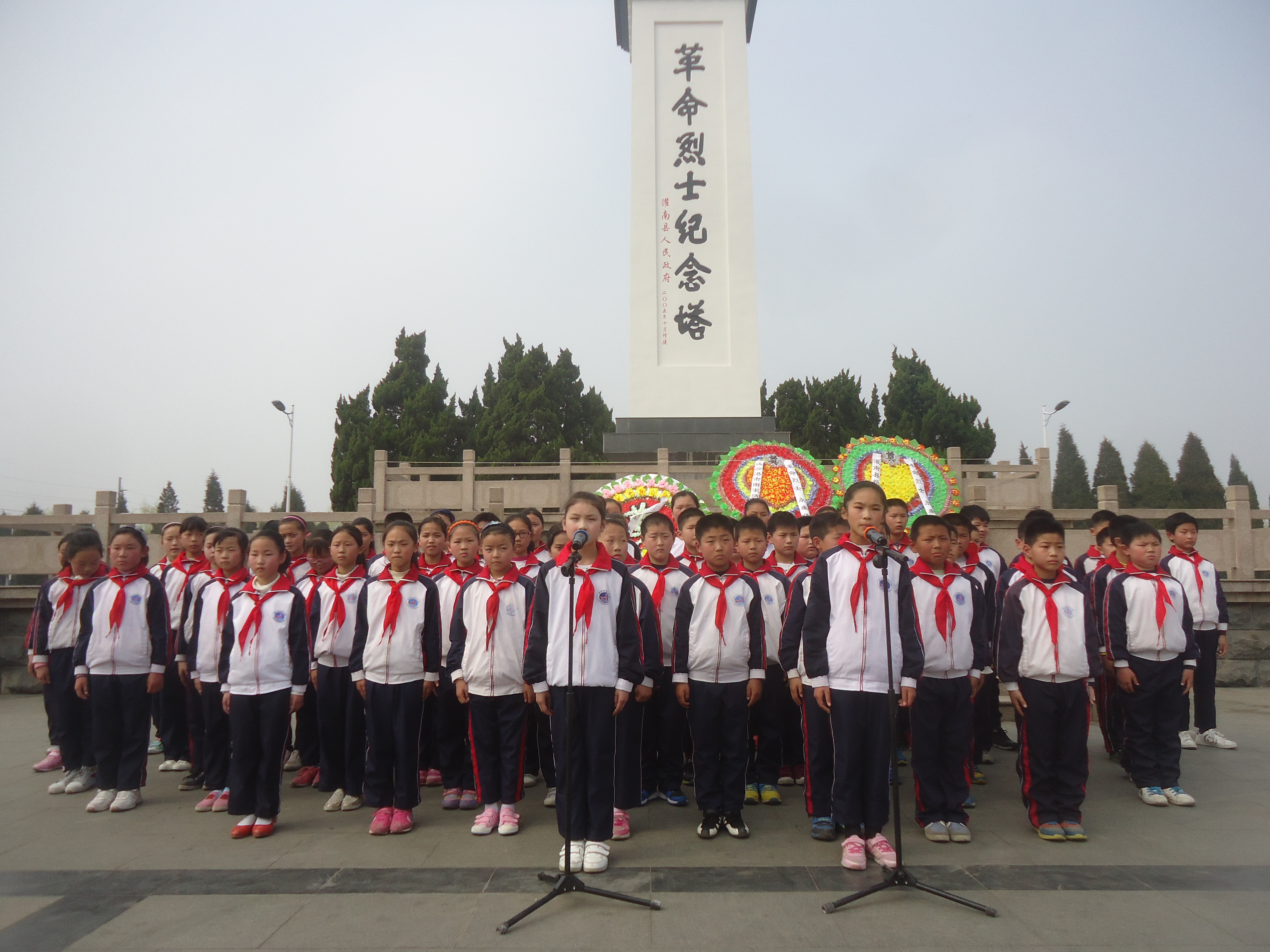 新安小学:举行主题为"缅怀先烈 见贤思齐"祭扫烈士墓活动