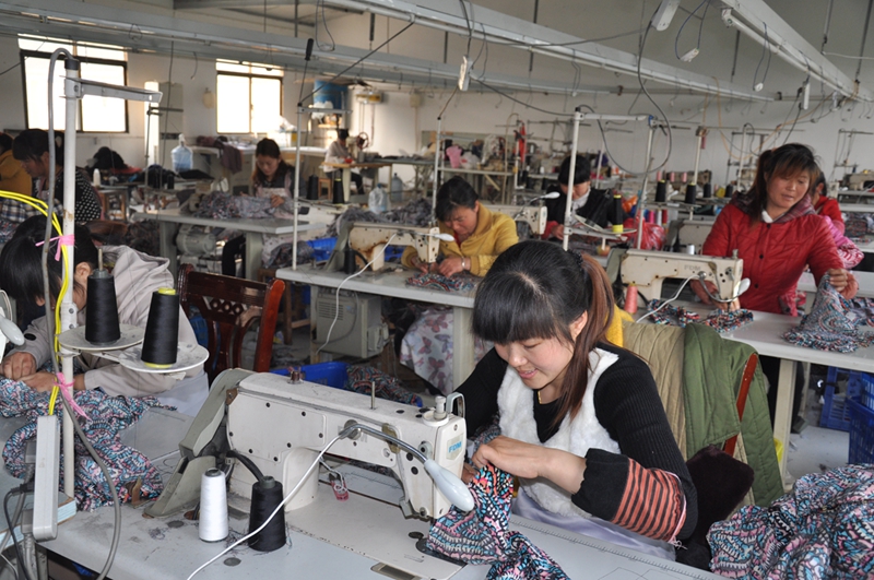 田楼镇田楼村村民正在成明制衣厂加工服装