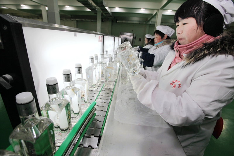 灌南汤沟酒业包装车间工人们正加班加点包装产