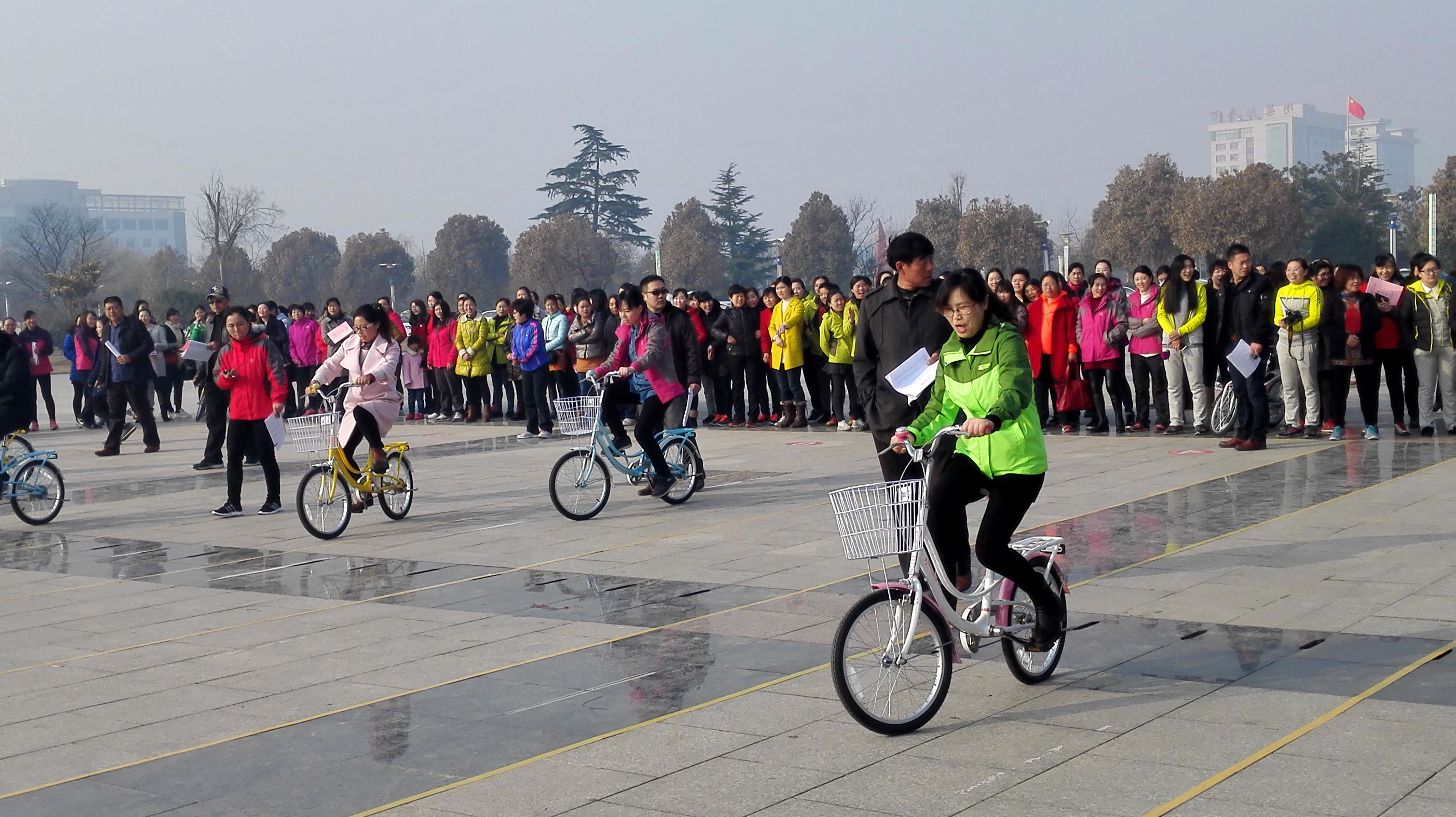 灌南县举行庆三八女职工自行车慢骑竞赛