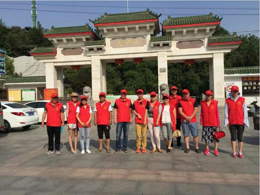 灌云PICC志愿者争当4A级大伊山风景区保洁员