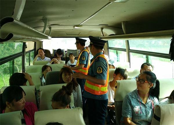 灌云县运输管理所志愿者维护县城区客运市场秩