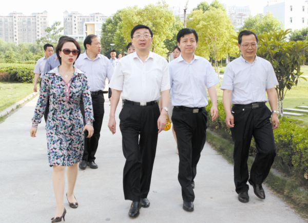 吉子俊徐子佳等区领导检查高考准备工作