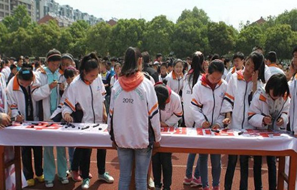 洪泽县新区中学举行"告别陋习,安全出行"签名活动