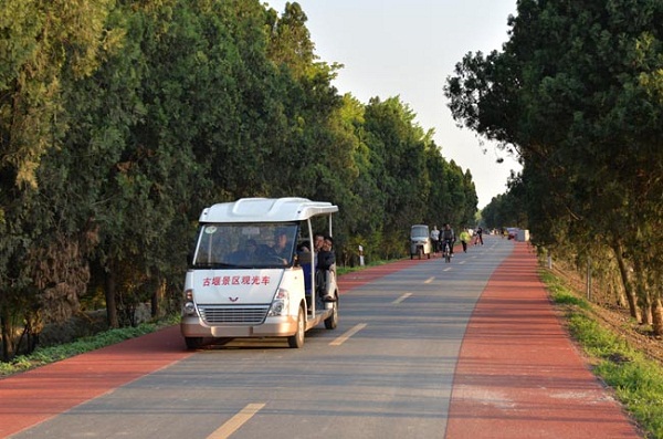 完工后在道路两侧铺设10公路彩色人行和自行车道,美化洪泽湖大堤环境