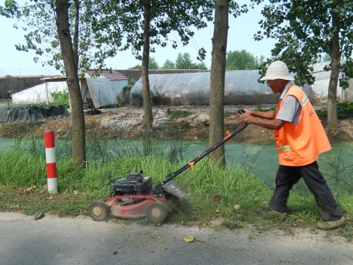 崇阳县农村公路事业发展中心规范设立警示牌 护航农村公路安全