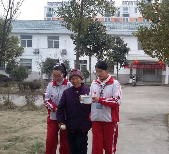 金湖县外国语学校组织爱心小天使接力活动