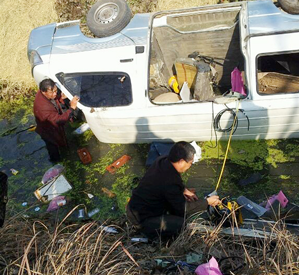 前进村党总支书记余华章等村组干部救助落水车