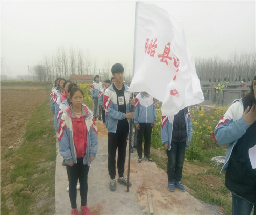 缅怀革命先烈 做文明少年——盱眙维桥中学清明祭扫活动报道