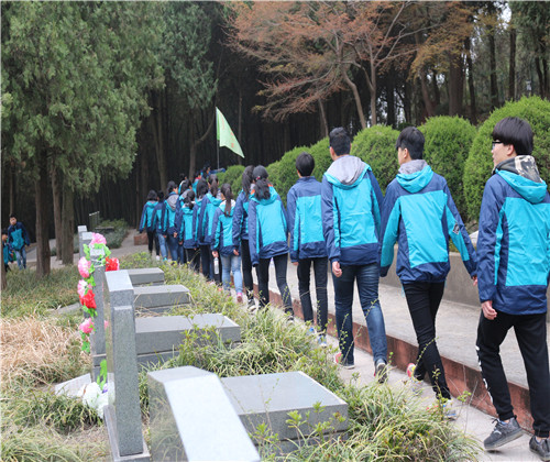 盱眙技师学院开展清明节祭扫烈士墓活动