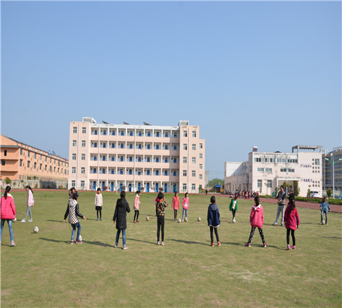 盱眙鲍集中心小学积极开展足球进校园活动