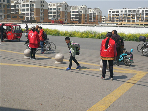 出校园有绿色的安全通道 感谢家长志愿者的付