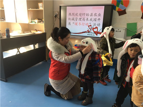 志愿者走进校园开展暖冬献爱心活动