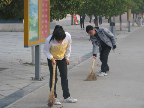 开展校园环境整治 迎接文明城市创建