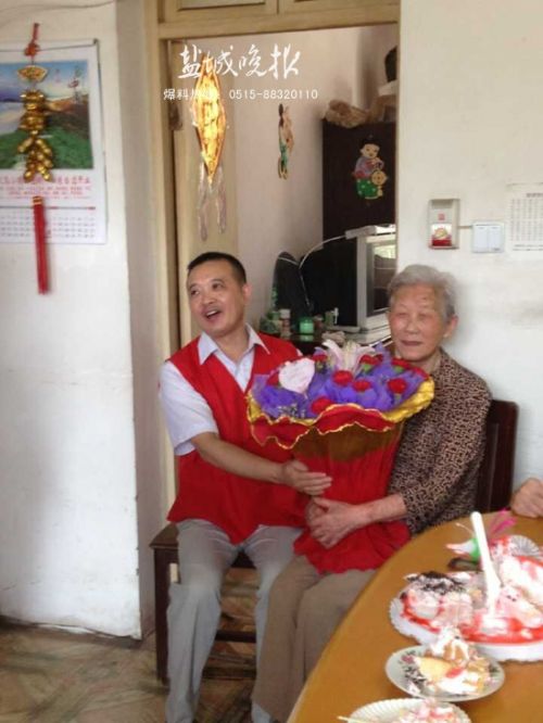 汪奶奶无子女,老伴去世志愿者为耄耋老人过生日