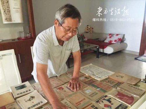 69岁老人倾心收藏抗战红色书籍